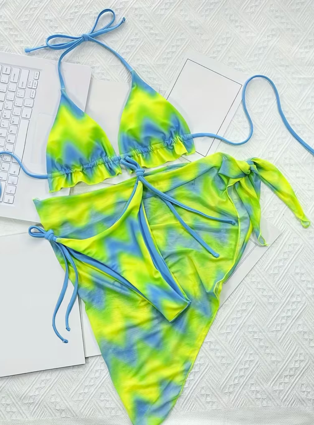 Bikini Triángulo de 3 Piezas con Estampado Ondas Neón y Mini Pareo Ajustable 4 Bikini Triángulo de 3 Piezas con Estampado Ondas Neón y Mini Pareo Ajustable - Imagen 4