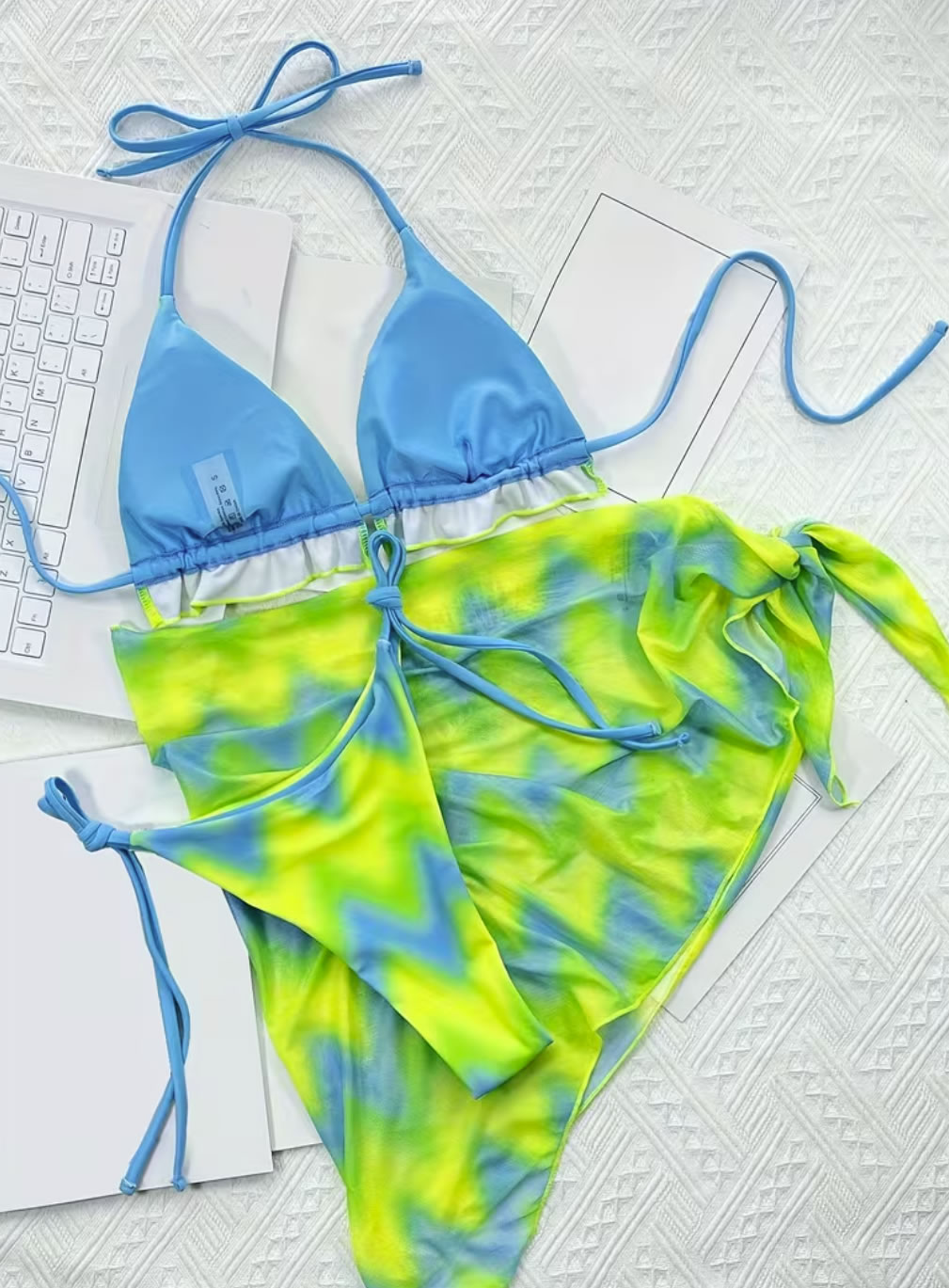 Bikini Triángulo de 3 Piezas con Estampado Ondas Neón y Mini Pareo Ajustable 3 Bikini Triángulo de 3 Piezas con Estampado Ondas Neón y Mini Pareo Ajustable - Imagen 3