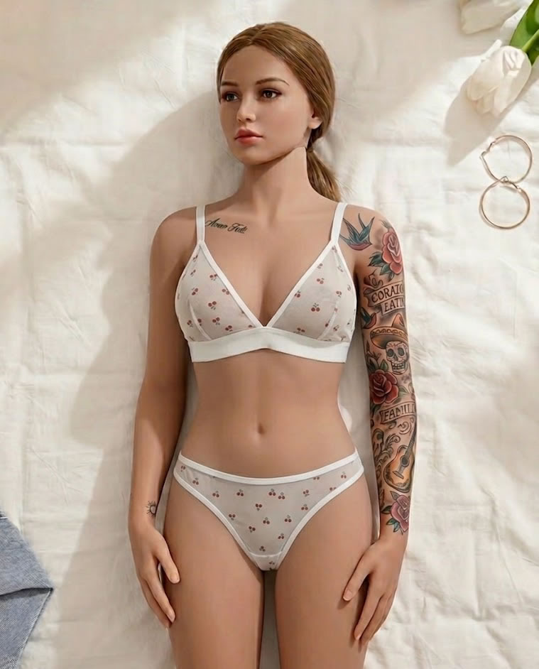 Conjunto lencería cerezas de tul transparente con bralette blanco y tanga sobre fondo claro de Tentación Tienda
