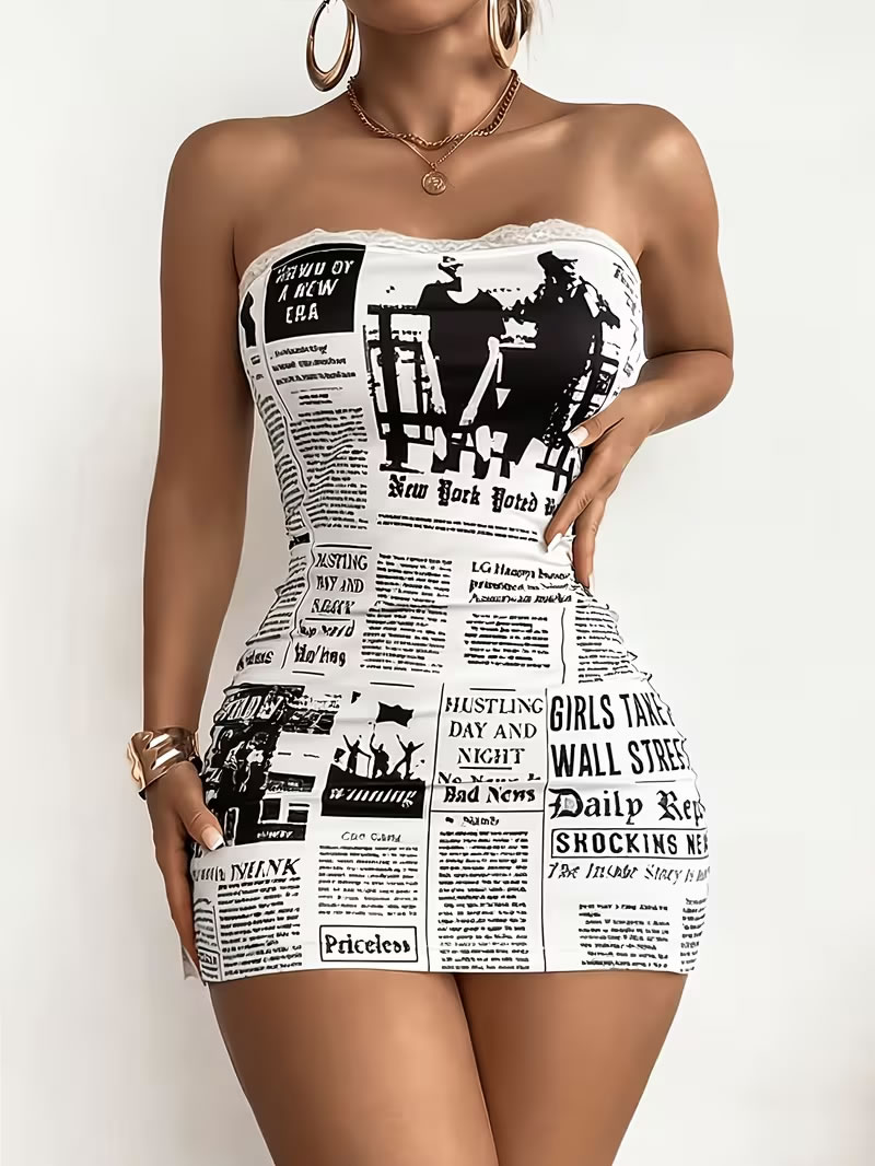 Frente del vestido estampado periódico strapless corto con detalle de encaje blanco en Tentación Tienda