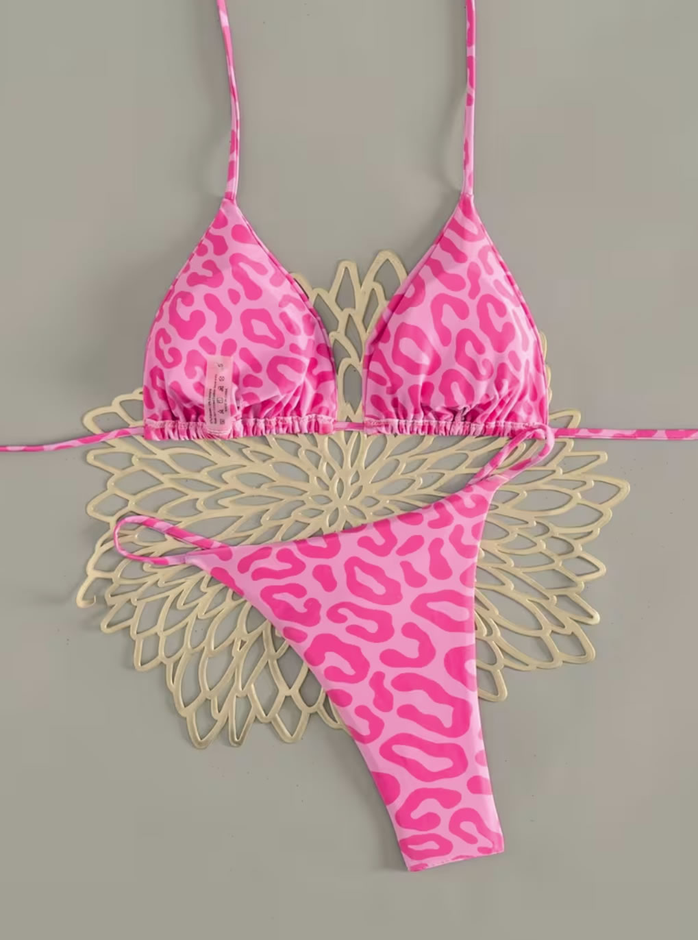 Bikini de 2 Piezas Rosa Animal Print Leopardo (Top Triangular + Panty Brasileño) 2 Vista del panty brasileño de tiras ajustables del bikini rosa animal print mostrando el dije dorado en la parte posterior