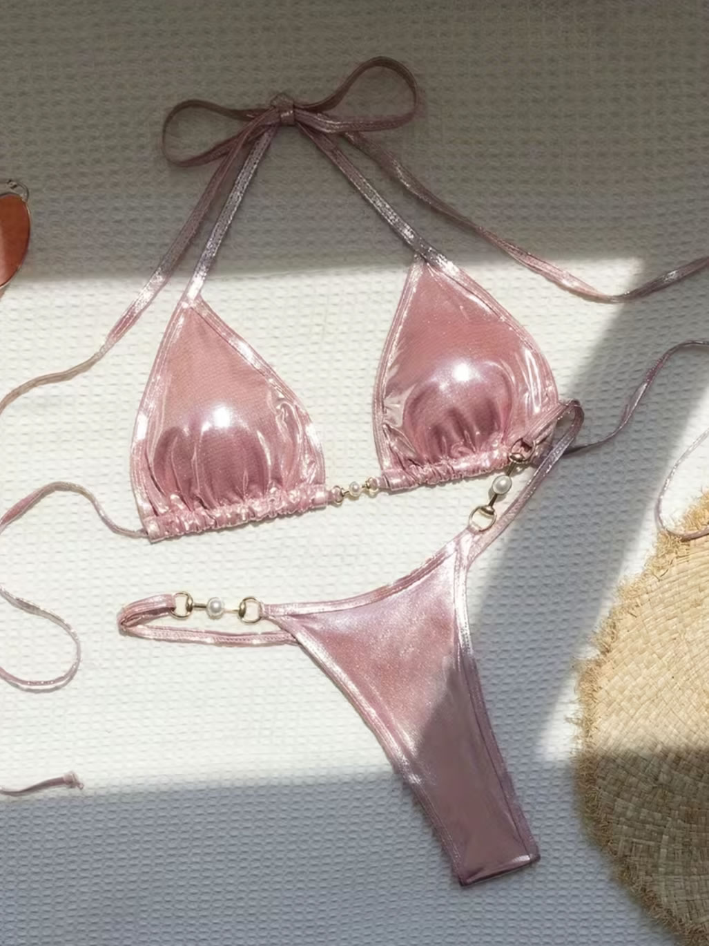 Bikini de 2 Piezas Rosa Metalizado "Glow" con Detalle de Perlas Doradas 3 Bikini de 2 Piezas Rosa Metalizado "Glow" con Detalle de Perlas Doradas - Imagen 3