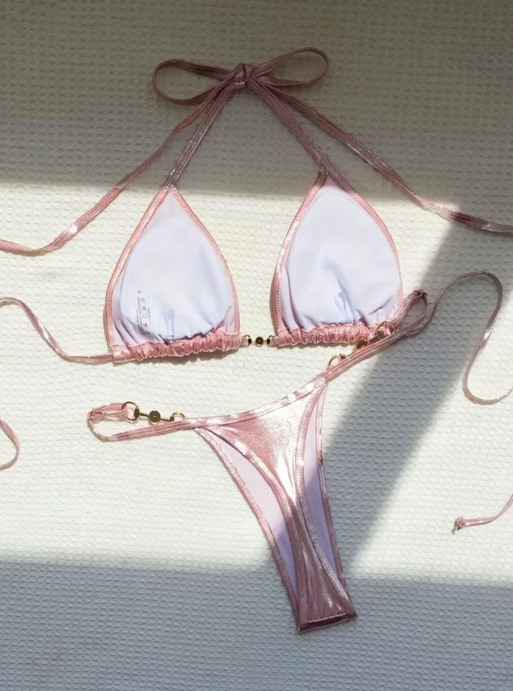 Bikini de 2 Piezas Rosa Metalizado "Glow" con Detalle de Perlas Doradas 2 Bikini de 2 Piezas Rosa Metalizado "Glow" con Detalle de Perlas Doradas - Imagen 2