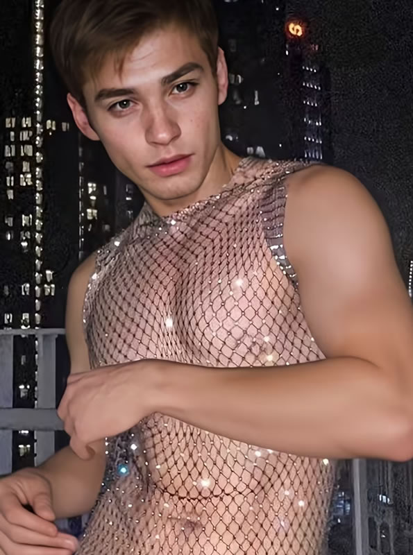 Camiseta Masculina "Shine Mesh" en Malla de Red Negra con Cristales y Pedrería Brillante 1 Camiseta de malla con pedreria para hombre brillante en red negra en Tentación Tienda
