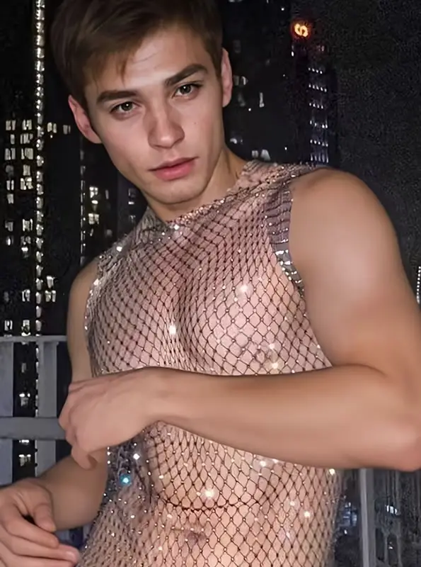 Camiseta Masculina "Shine Mesh" en Malla de Red Negra con Cristales y Pedrería Brillante 3 Camiseta de malla con pedreria para hombre brillante en red negra en Tentación Tienda